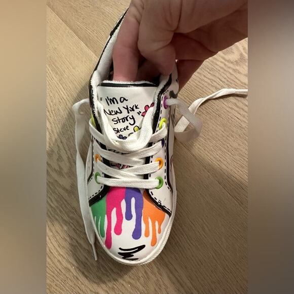 Kids Steve Madden Size 3 Graphic Sneakers - Picture 3 of 9
